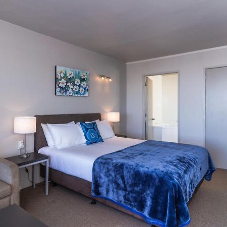 Twin Peaks Lakeside Inn タウポ エクステリア 写真