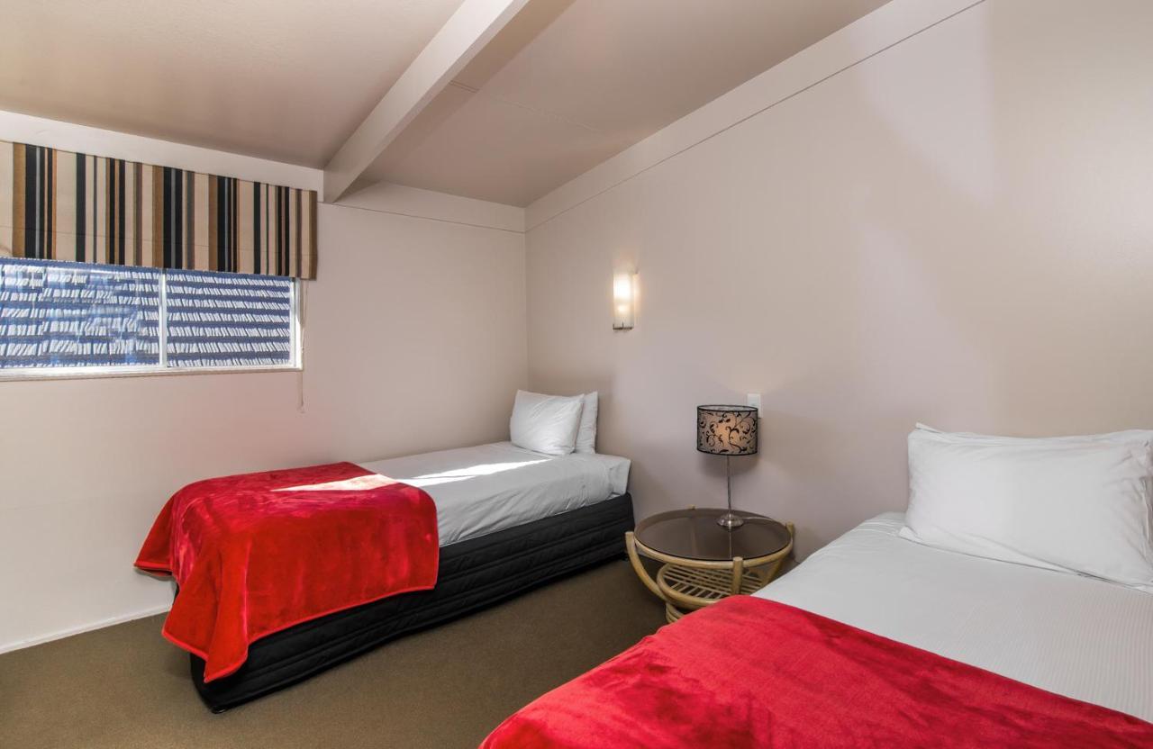 Twin Peaks Lakeside Inn タウポ エクステリア 写真