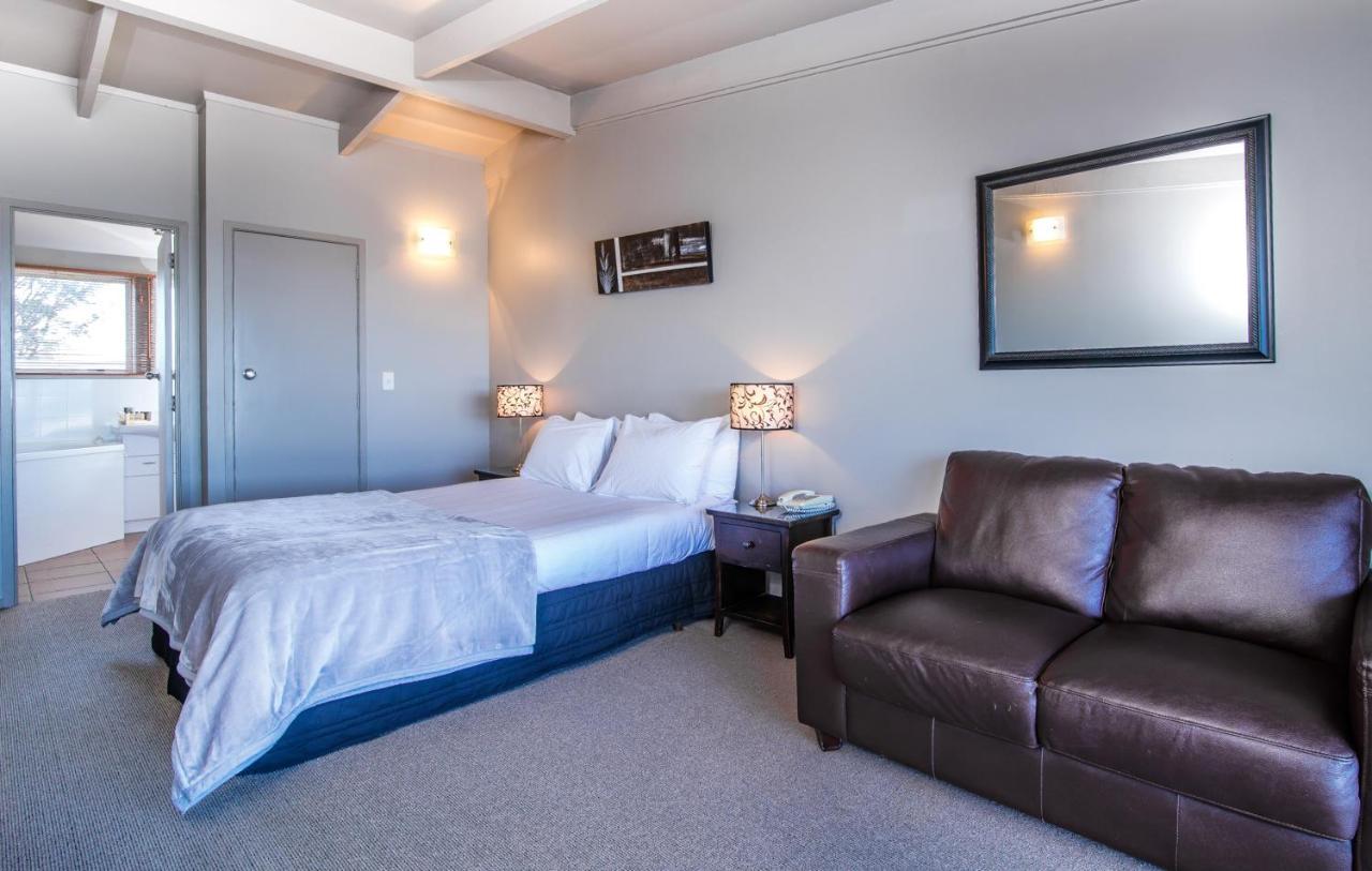 Twin Peaks Lakeside Inn タウポ エクステリア 写真