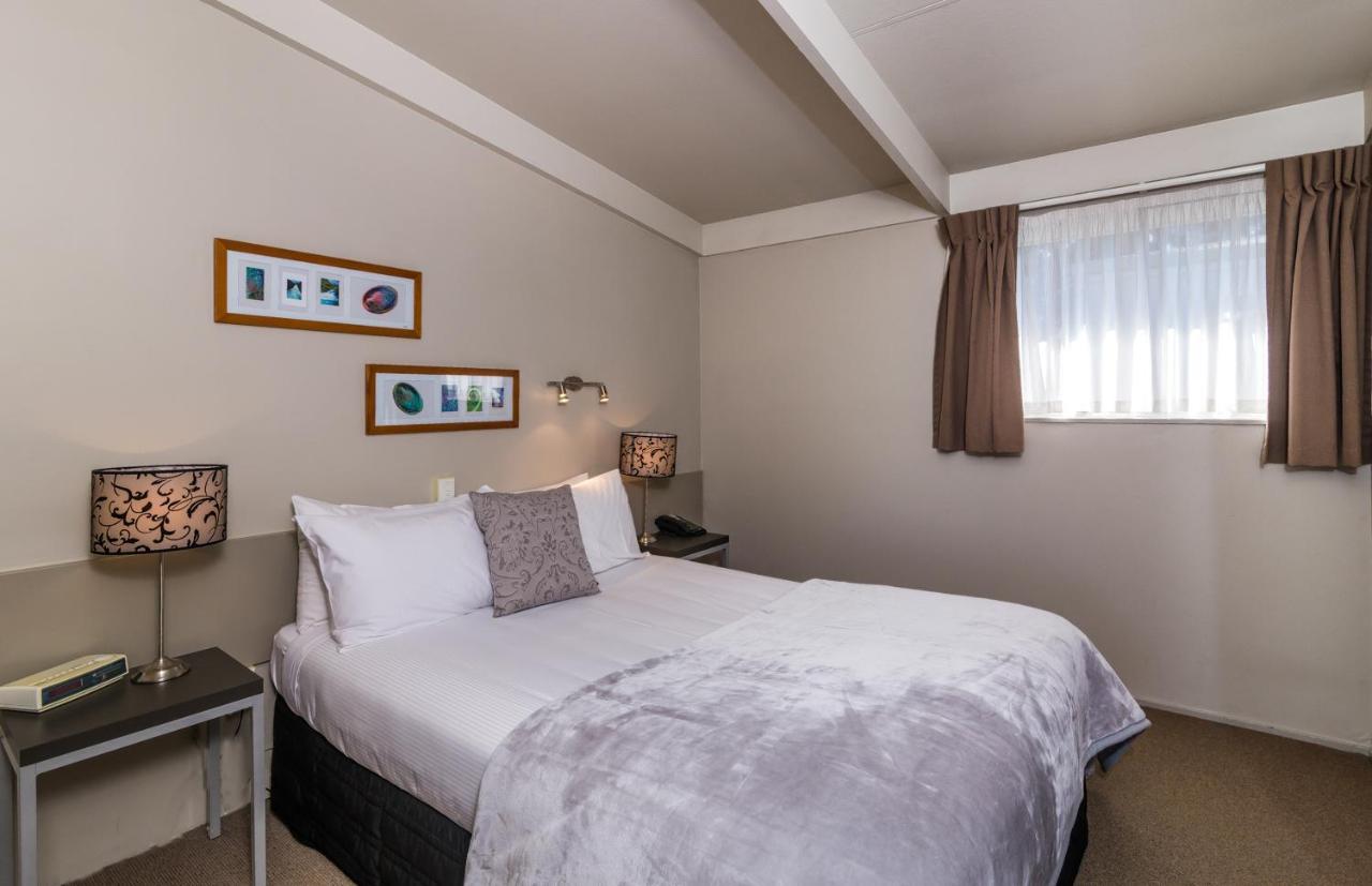 Twin Peaks Lakeside Inn タウポ エクステリア 写真