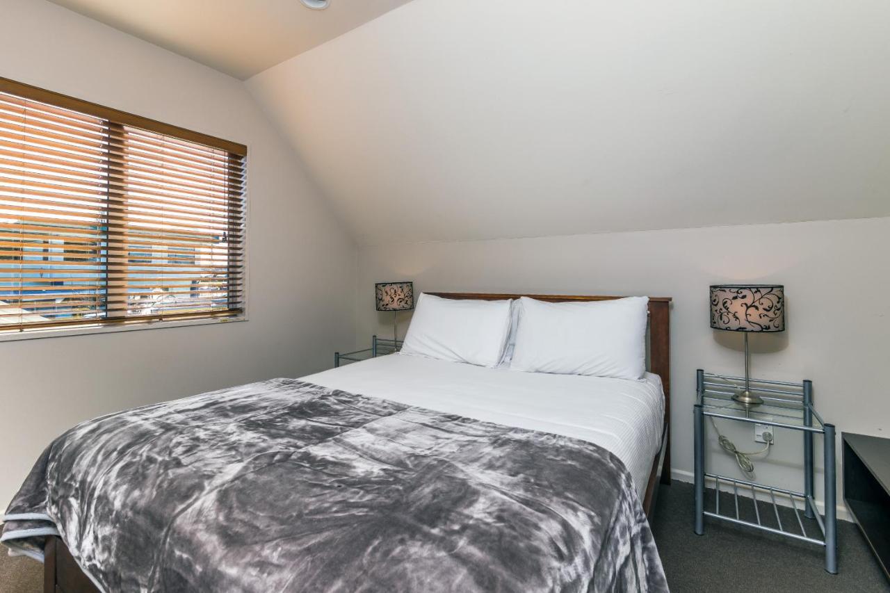 Twin Peaks Lakeside Inn タウポ エクステリア 写真