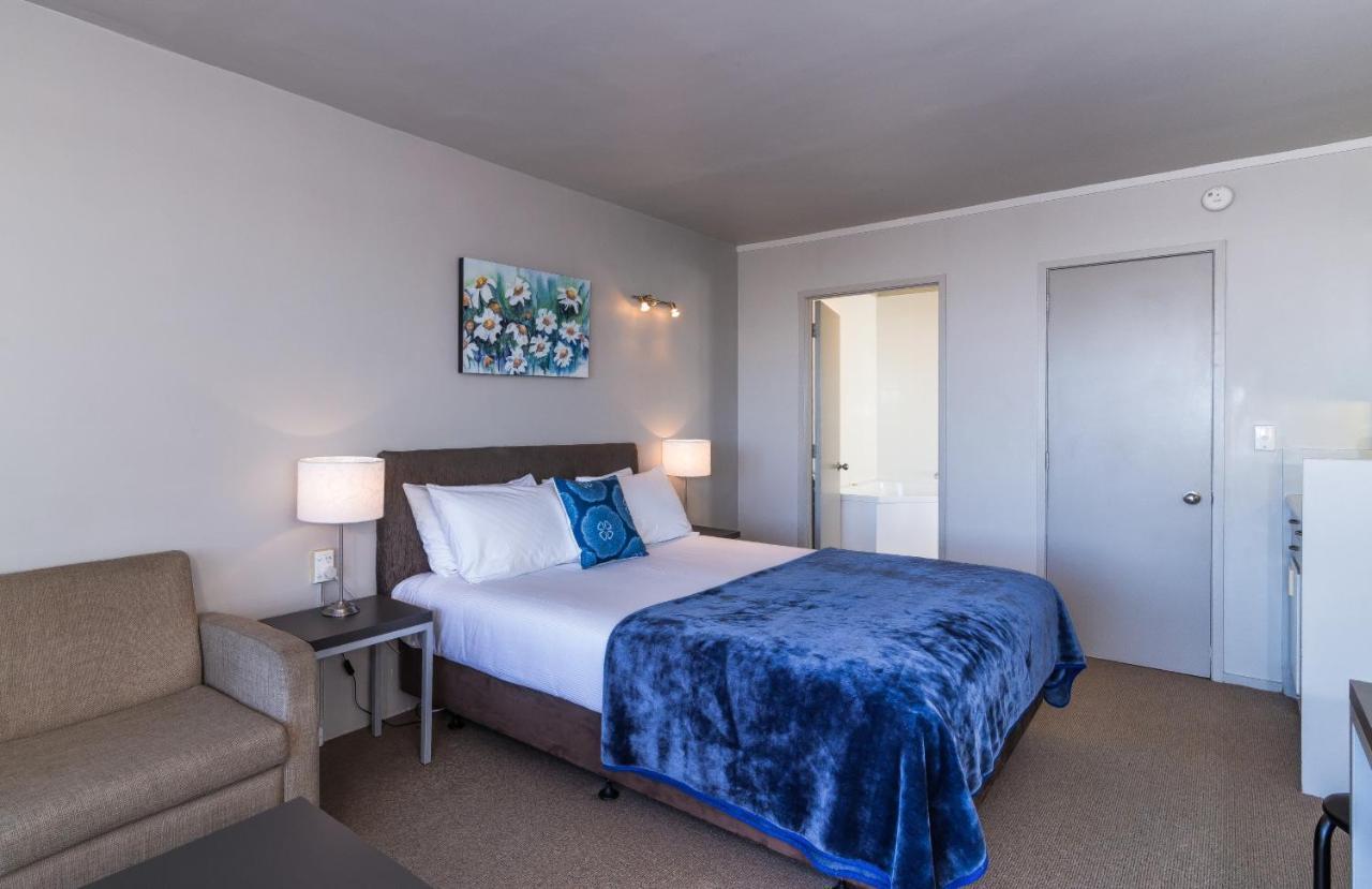 Twin Peaks Lakeside Inn タウポ エクステリア 写真