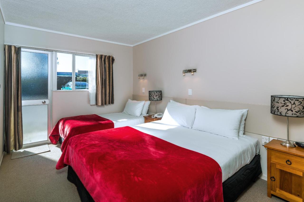 Twin Peaks Lakeside Inn タウポ エクステリア 写真