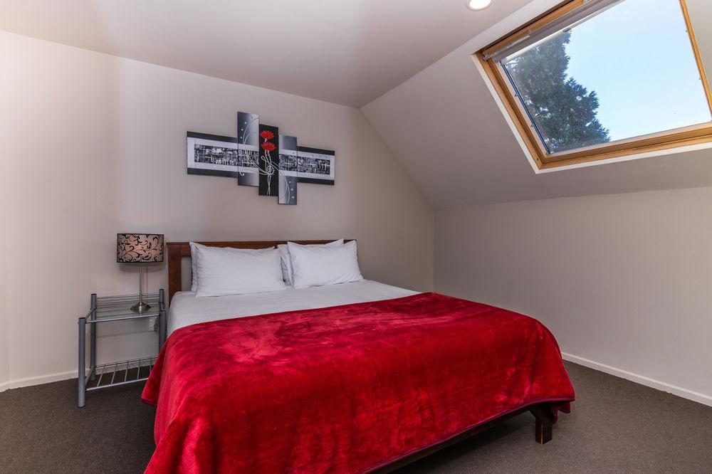 Twin Peaks Lakeside Inn タウポ エクステリア 写真