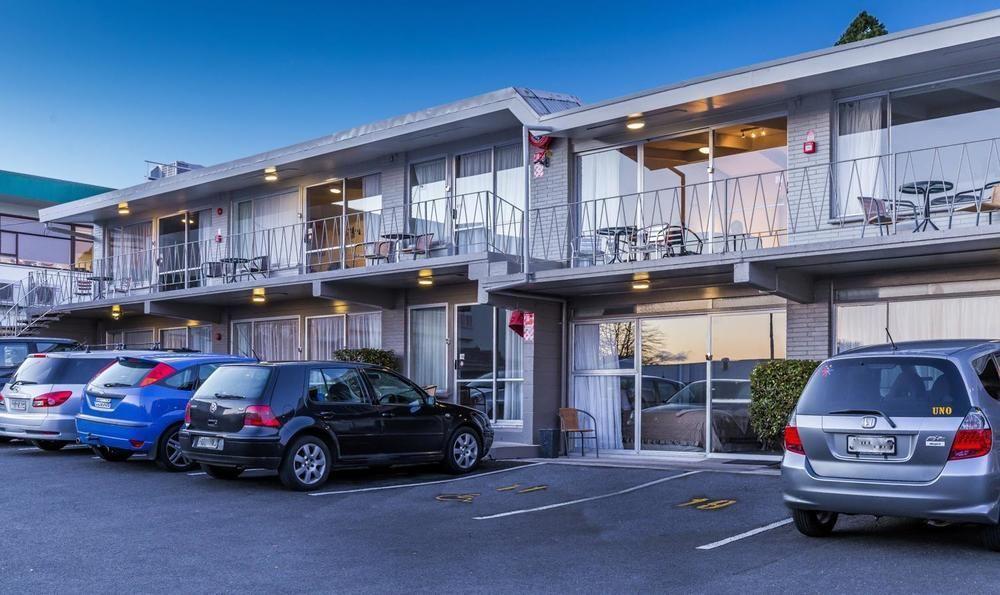 Twin Peaks Lakeside Inn タウポ エクステリア 写真